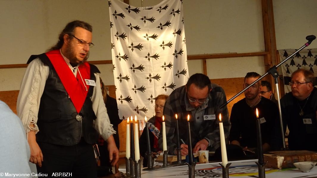 53- Pierre Le Deuff signe. 53- Pierre Le Deuff signe.