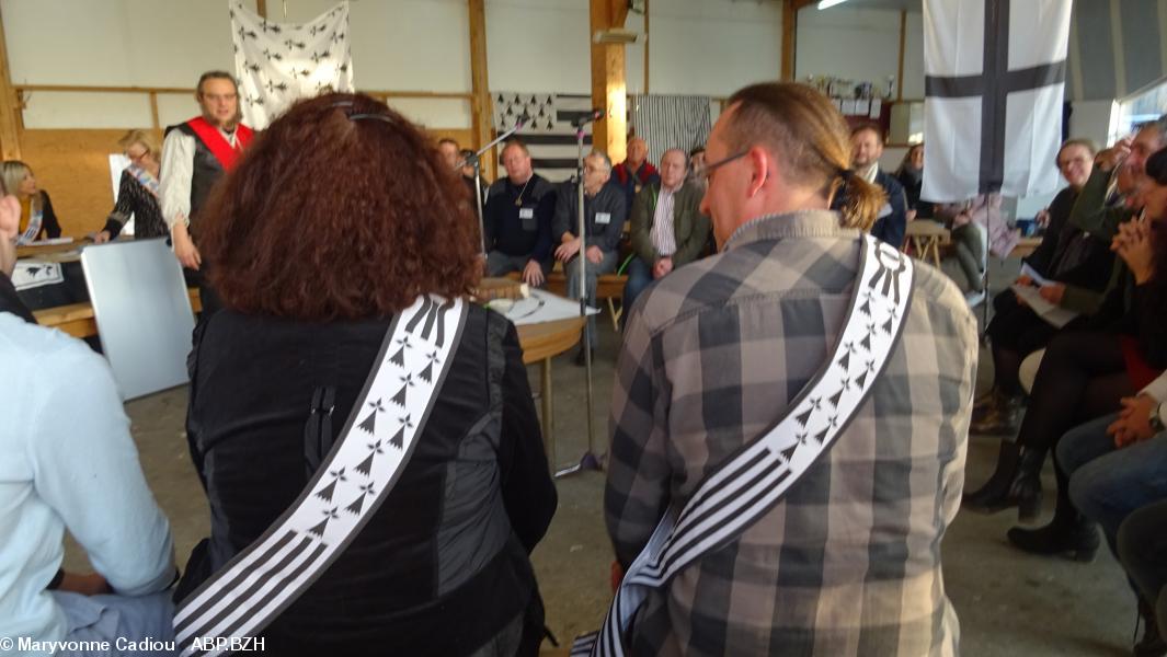 54- Les écharpes en gros plan. (dos de Mary Olivo et Pierre Le Deuff). 54- Les écharpes en gros plan. (dos de Mary Olivo et Pierre Le Deuff).