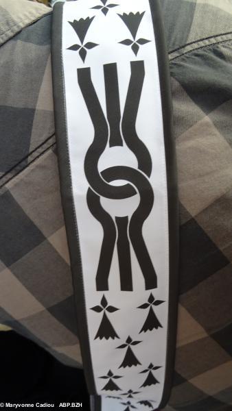 55- Zoom sur le motif symbole de l'Alliance (création des motifs écharpes : Yann-Kez Gaultier). 55- Zoom sur le motif symbole de l'Alliance (création des motifs écharpes : Yann-Kez Gaultier).