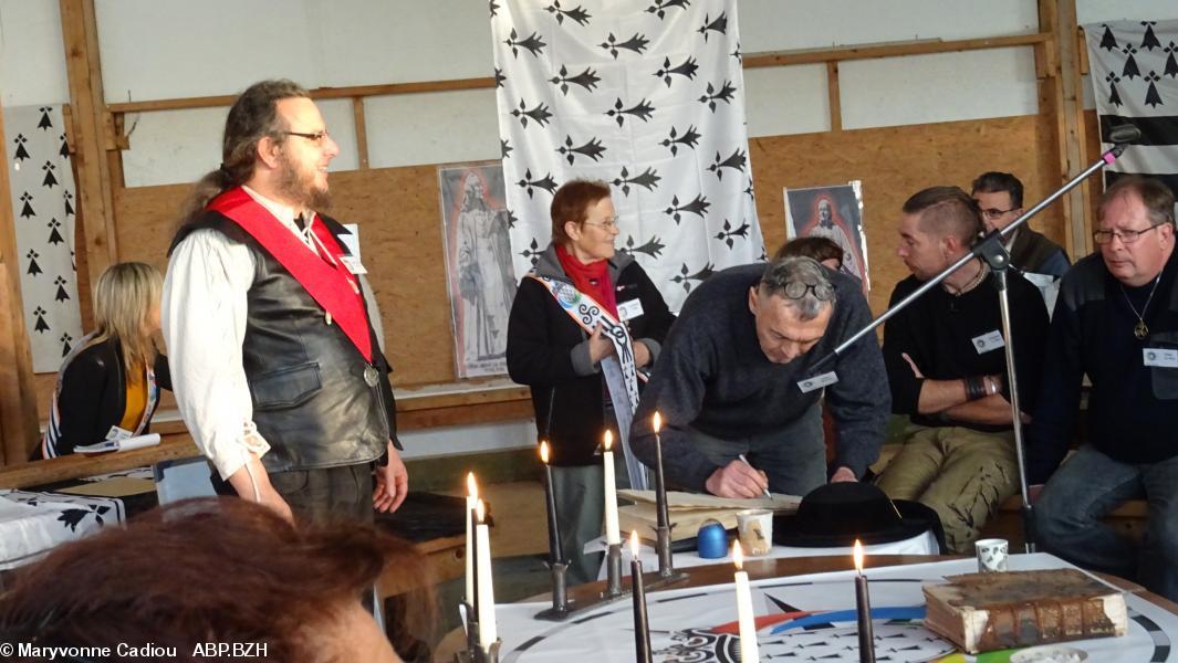 57- Gilles Moisan signe. 57- Gilles Moisan signe.