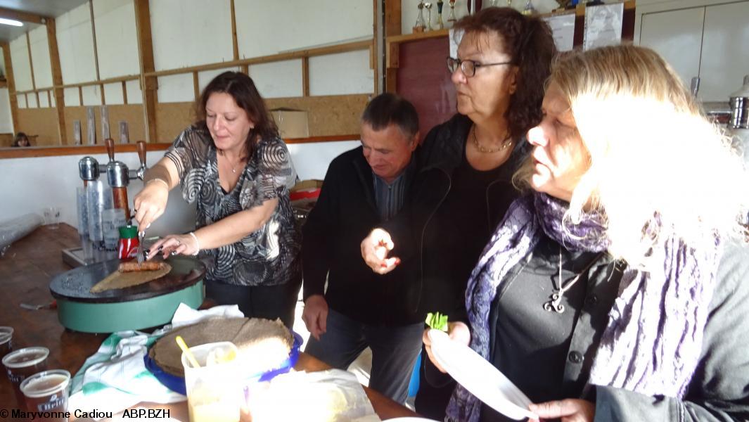 6- Au bar-cuisine, les crêpes-saucisses. À droite deux parlementaires, Rozenn Haymel, une Normande devenue Bretonne de coeur et Mary Olivo. 6- Au bar-cuisine, les crêpes-saucisses. À droite deux parlementaires, Rozenn Haymel, une Normande devenue Bretonne de coeur et Mary Olivo.