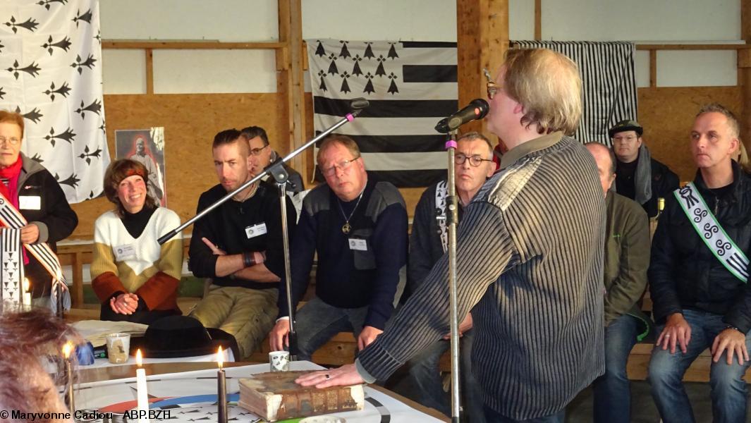 59- Davy French prête serment. 59- Davy French prête serment.