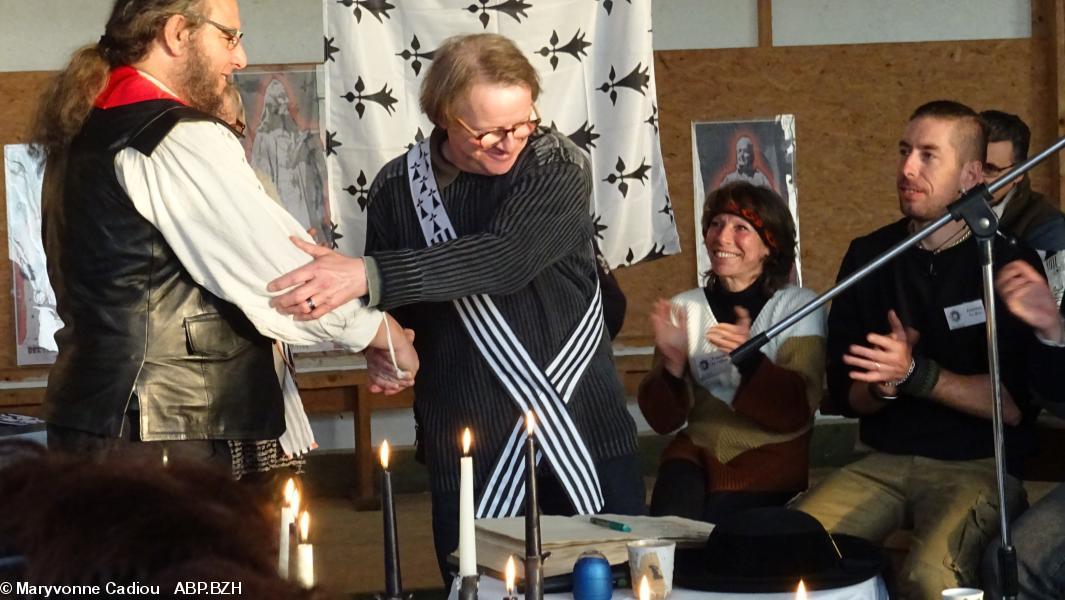 61- Davy French après l'accolade, est applaudi comme tous les nouveaux parlementaires l'ont été. 61- Davy French après l'accolade, est applaudi comme tous les nouveaux parlementaires l'ont été.