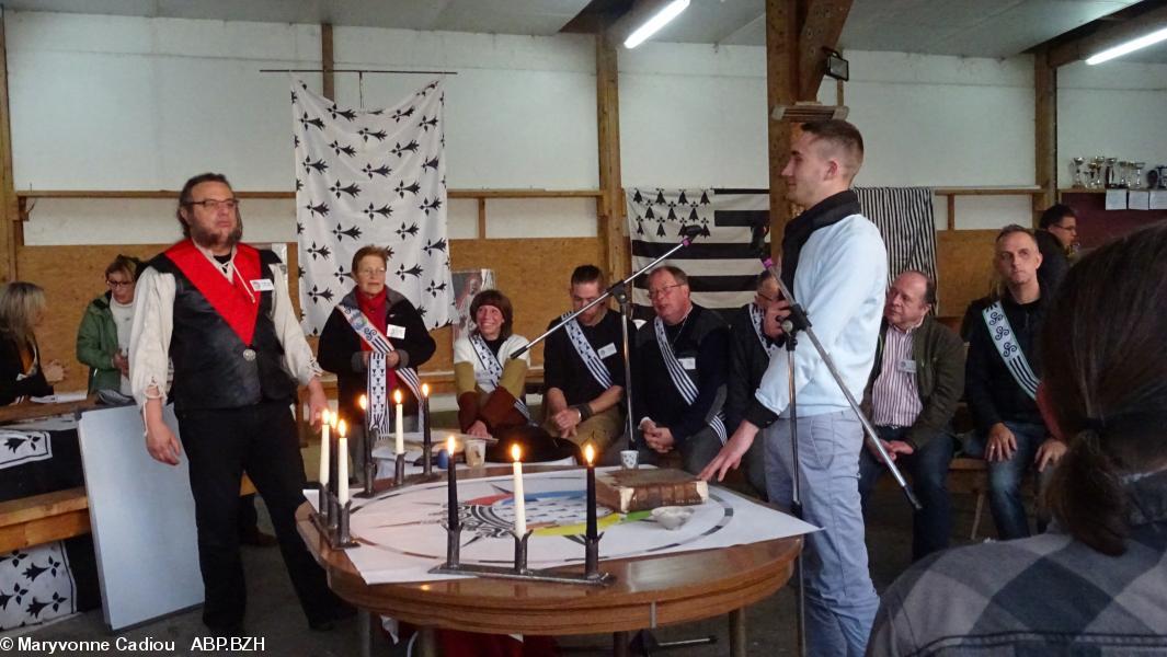 70- William Trebaol prête serment. 70- William Trebaol prête serment.