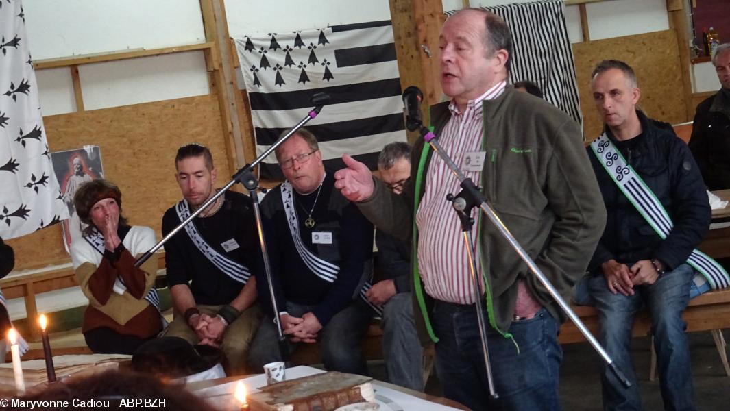 73- Éric de Gaudemont de La Montforière. Le dernier intronisé des Parlementaires présents. Il est 18 h 11. 73- Éric de Gaudemont de La Montforière. Le dernier intronisé des Parlementaires présents. Il est 18 h 11.