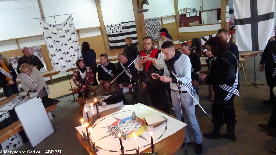 74- Pause : William Trebaol photographie le livre du serment. 74- Pause : William Trebaol photographie le livre du serment.