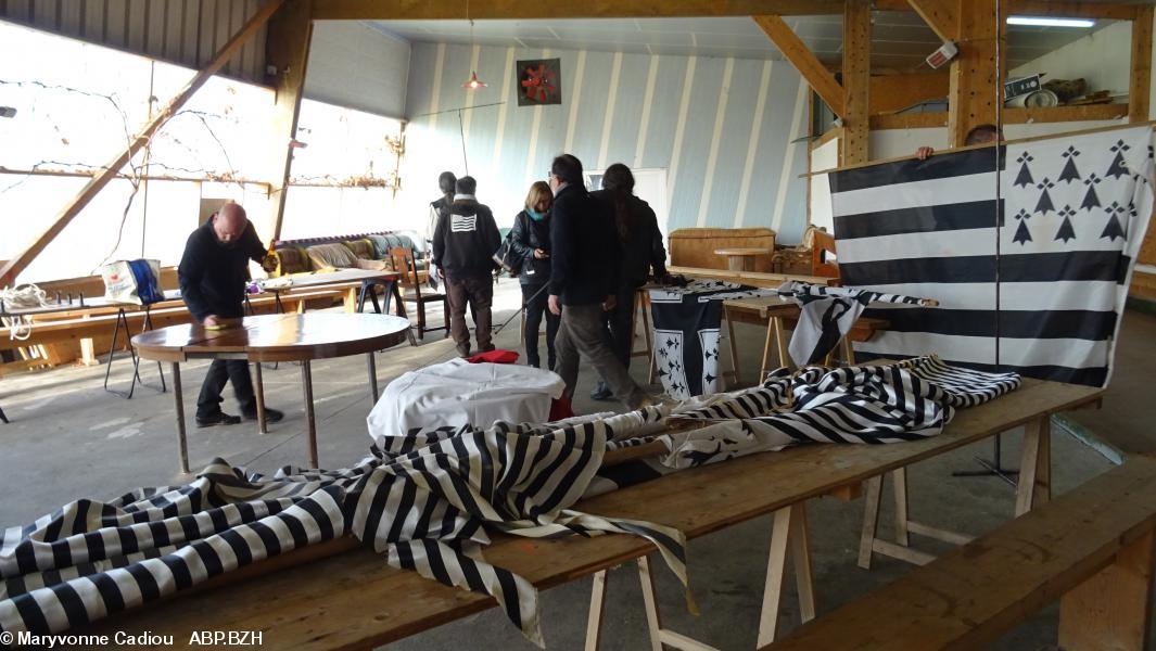 8- La salle, peu à peu se décore. 8- La salle, peu à peu se décore.