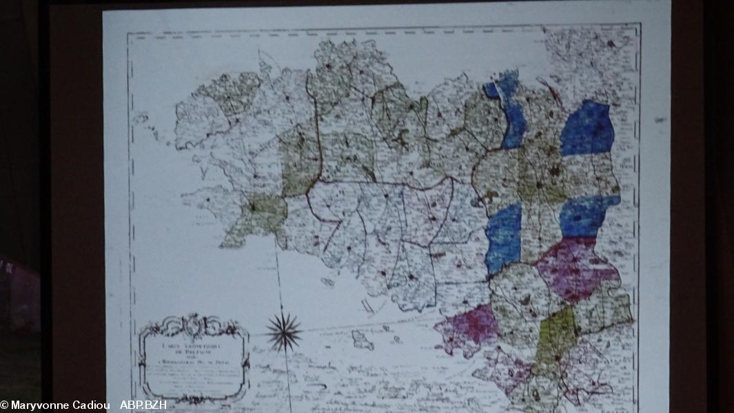 76- Pause : une ancienne carte de Bretagne, projetée sur écran, provient du site internet. 76- Pause : une ancienne carte de Bretagne, projetée sur écran, provient du site internet.