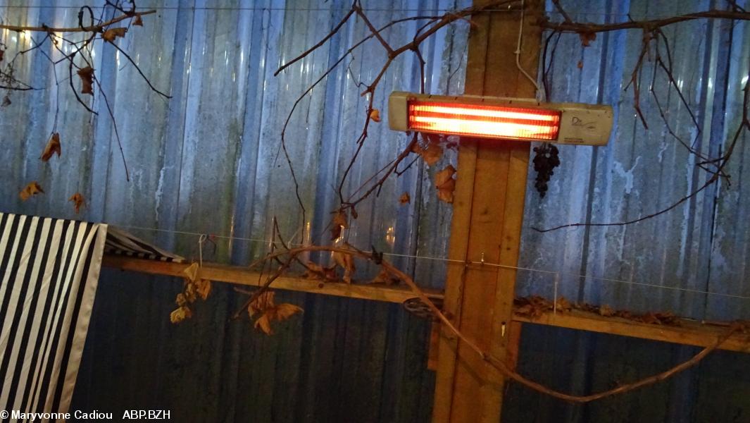 77- Un des chauffages électriques. 77- Un des chauffages électriques.