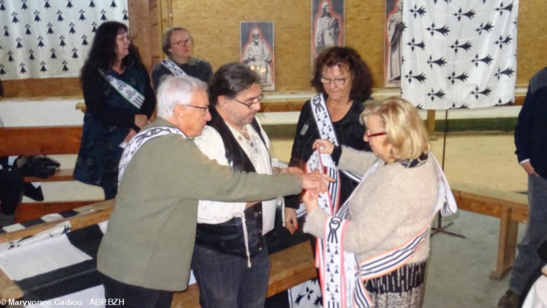 80- Les élus du Triangle changent d'écharpe. 80- Les élus du Triangle changent d'écharpe.