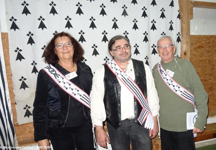 82- Le Triangle. Mary Olivo et André Corlay, les vices-présidents, entourent Yann-Kez Gaultier, président. 82- Le Triangle. Mary Olivo et André Corlay, les vices-présidents, entourent Yann-Kez Gaultier, président.