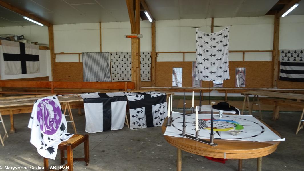 9- La salle, où le souvenir d'Anne de Bretagne est présent. Sur la chaise, place du Parlementaire parfait, la bannière 2016. 9- La salle, où le souvenir d'Anne de Bretagne est présent. Sur la chaise, place du Parlementaire parfait, la bannière 2016.