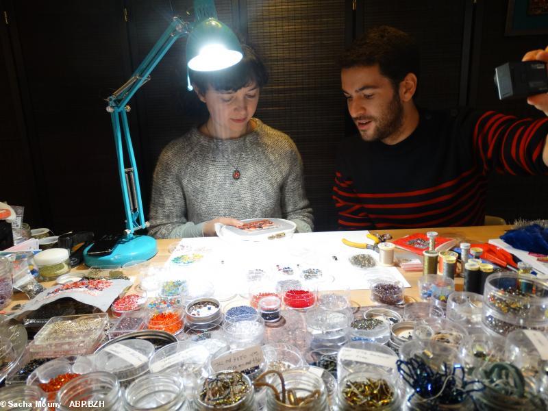 A Rochefort en Terre, le blogueur Evan de Bretagne tourne une vidéo avec Céline, la brodeuse aux doigts de fées.