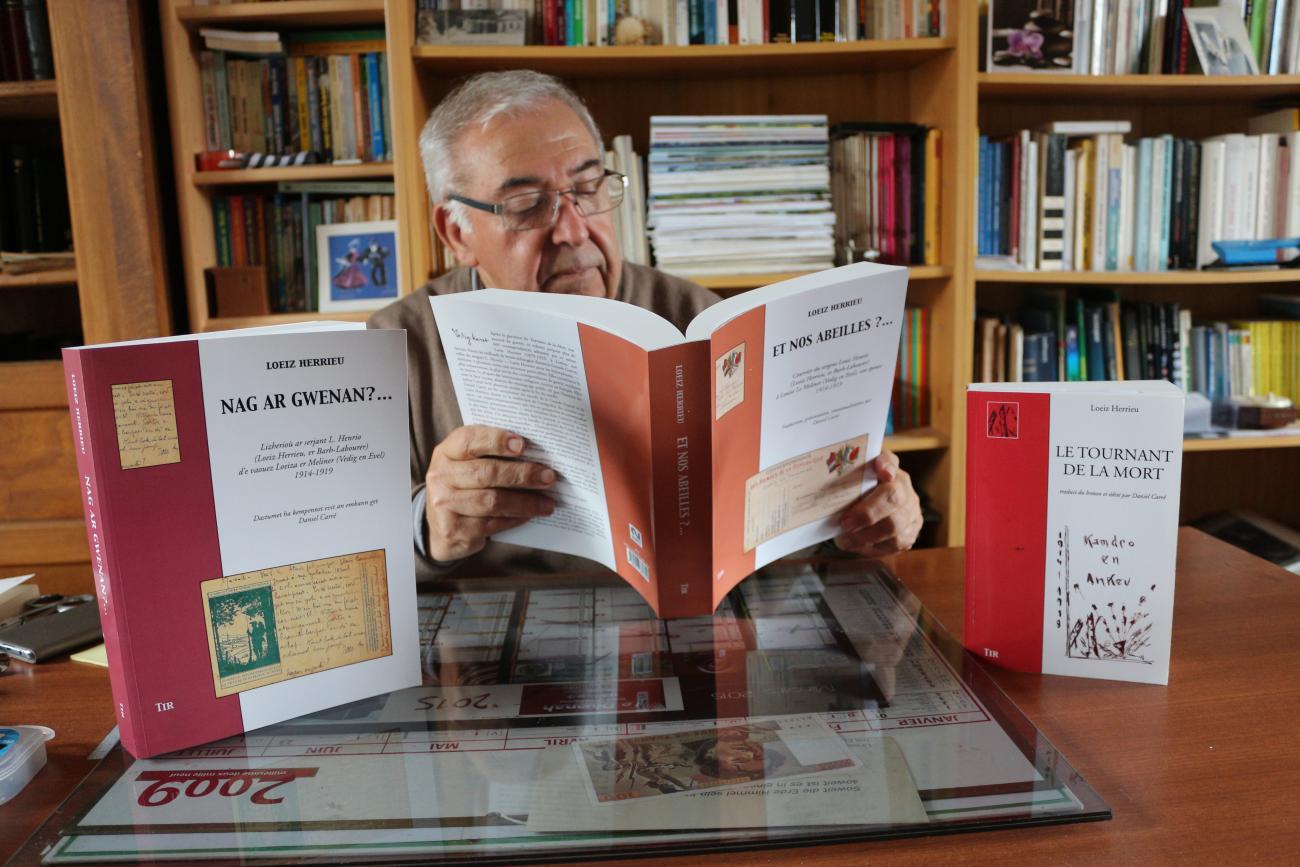 Daniel Carré présentant les deux livres, en breton et en français.