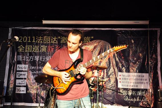 Le guitariste Inophis.