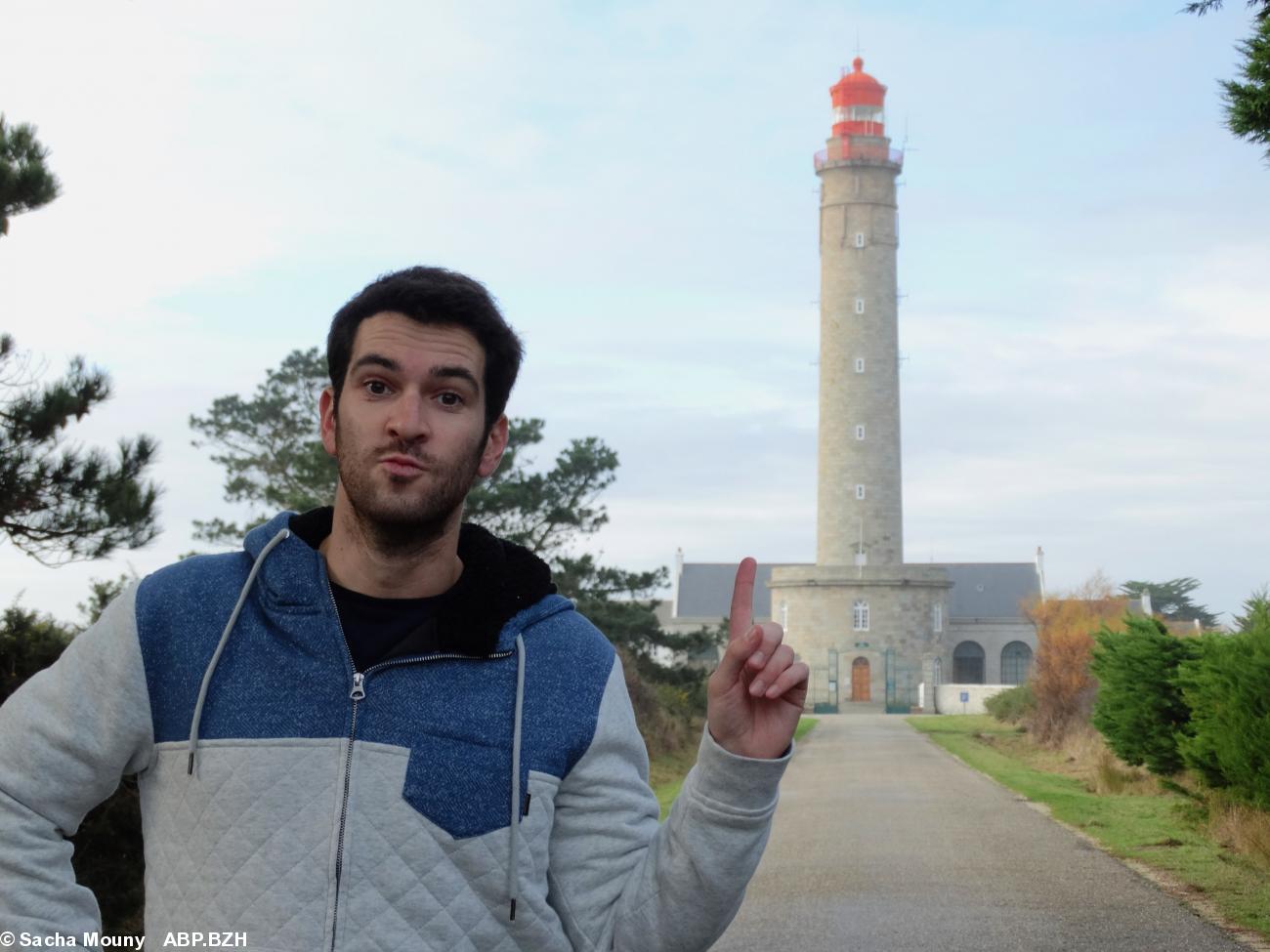 Evan de Bretagne devant le phare de Goulphar à Belle Ile en Mer