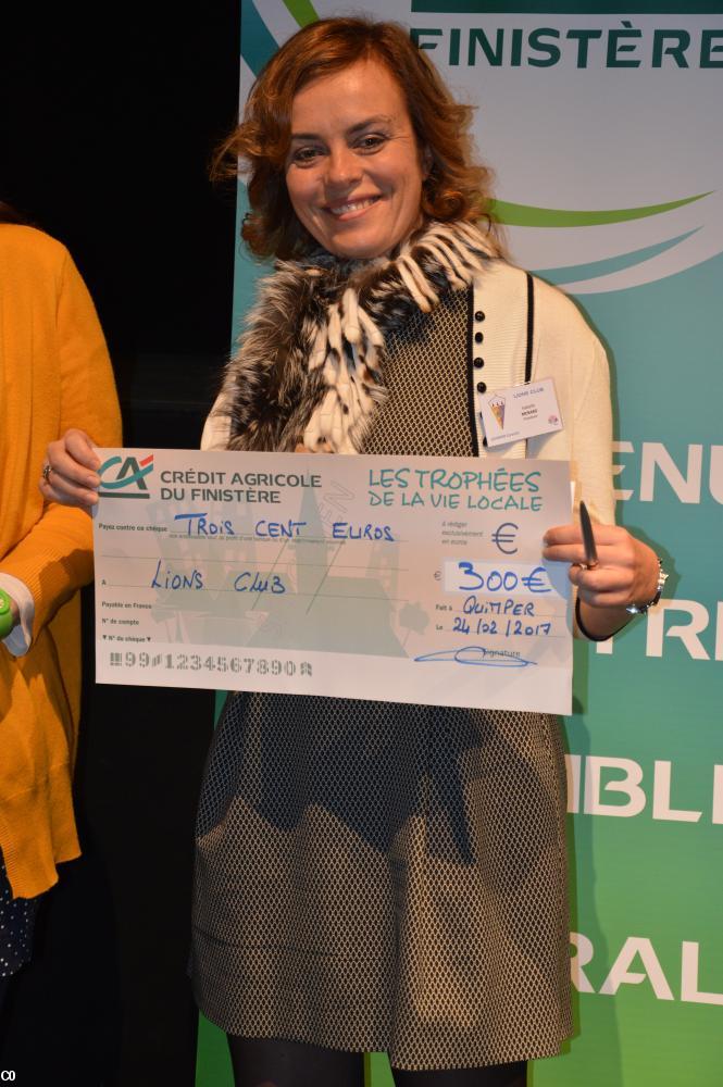 Isabelle Ménard, présidente du Lions Club, lors de la remise de chèque du Trophée de la Vie locale CA.