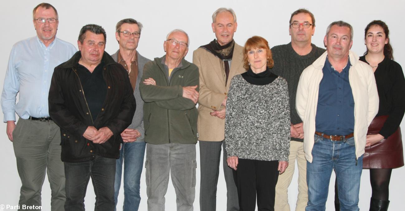Les candidats du Parti Breton (entente 100 % Bretagne) aux législatives 2017 (de g à d) : Dider Lefebvre (5e) , Philippe Moreau (8e), Joël Le Callonnec (suppl, 2e), André Corlay (suppl 9e), Jacky Flippot (6e), Dona Jossic (2e), Philippe Renaud (1re), Arno Courjal (7e), Karol Dolu (9e) (photo PB)