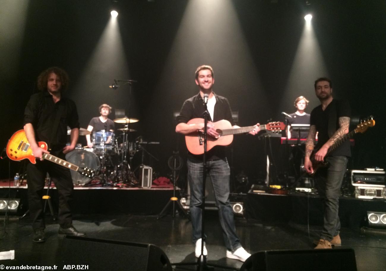 Evan prend la pose avec Matmatah, à St Brieuc le 22 février 2017