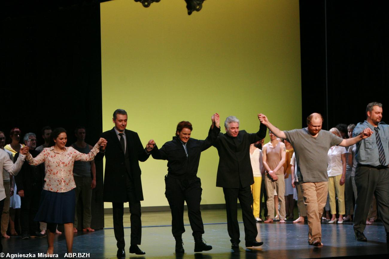 De la gauche : Olivia Doray(  Marzelline) ; Anton Keremidtchiev (Don Pizzaro); Claudia Iten ( Leonore); Grant LLewellyn ( directeur musicale); 
Martin Homrich ( Florestan); Christian Hubner ( Rocco)