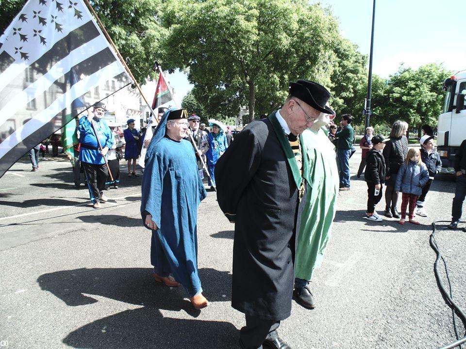 4 Retour du défilé en ville (ph. Comité des Vins Bretons). 4 Retour du défilé en ville (ph. Comité des Vins Bretons).