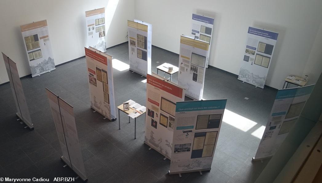 1 Les panneaux de l'expo vus d'en haut. 1 Les panneaux de l'expo vus d'en haut.