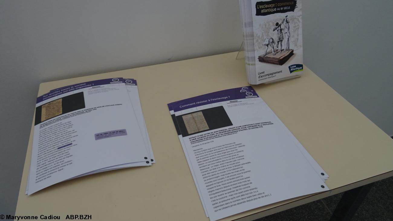 14 Fiches plastifiées à la disposition des visiteurs. 14 Fiches plastifiées à la disposition des visiteurs.