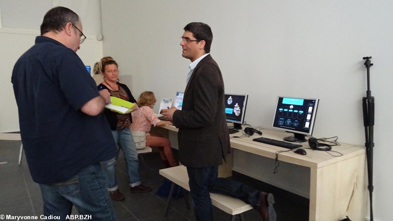 16 Les postes Multimédia. Morgan Le Leuch avec un journaliste. 16 Les postes Multimédia. Morgan Le Leuch avec un journaliste.