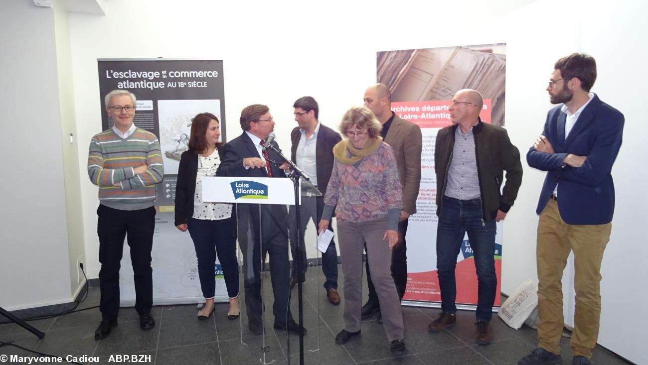 2 Autour de M. Charron, conservateur et Mme Touchefeu, vice-présidente du Cg44 à la Culture, le personnel des ADLA qui a participé à l'expo et au travail pédagogique. 2 Autour de M. Charron, conservateur et Mme Touchefeu, vice-présidente du Cg44 à la Culture, le personnel des ADLA qui a participé à l'expo et au travail pédagogique.