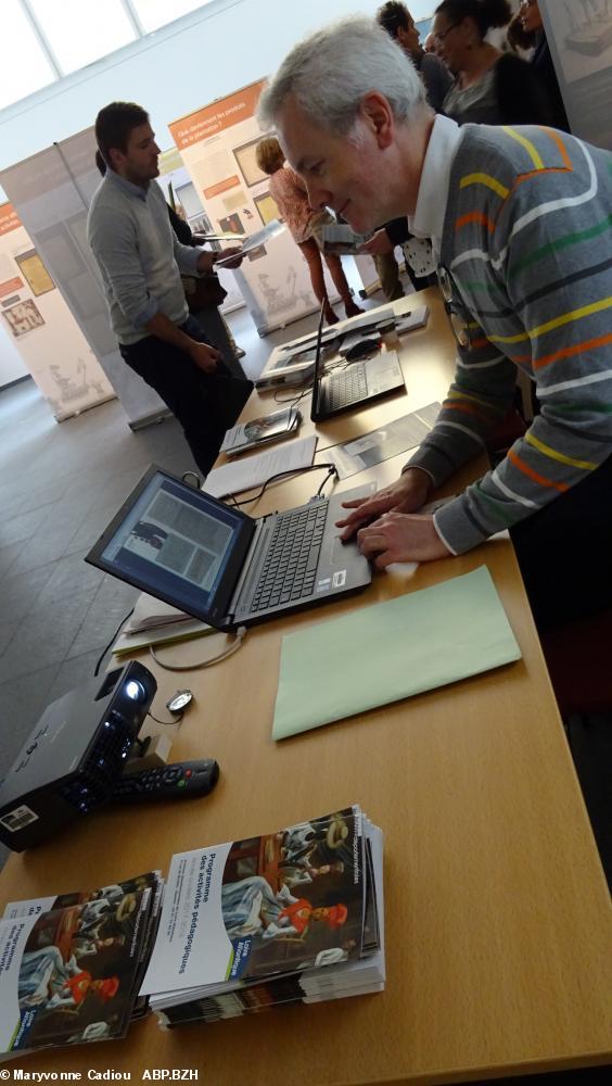 22 Gildas Couvreux chargé d'expliquer les supports pédagogiques aux enseignants. 22 Gildas Couvreux chargé d'expliquer les supports pédagogiques aux enseignants.