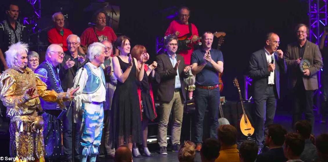 Photo finale : remise du prix Bro Gozh 2017 à Tri Yann et du trophée à Mikael Bodloré.