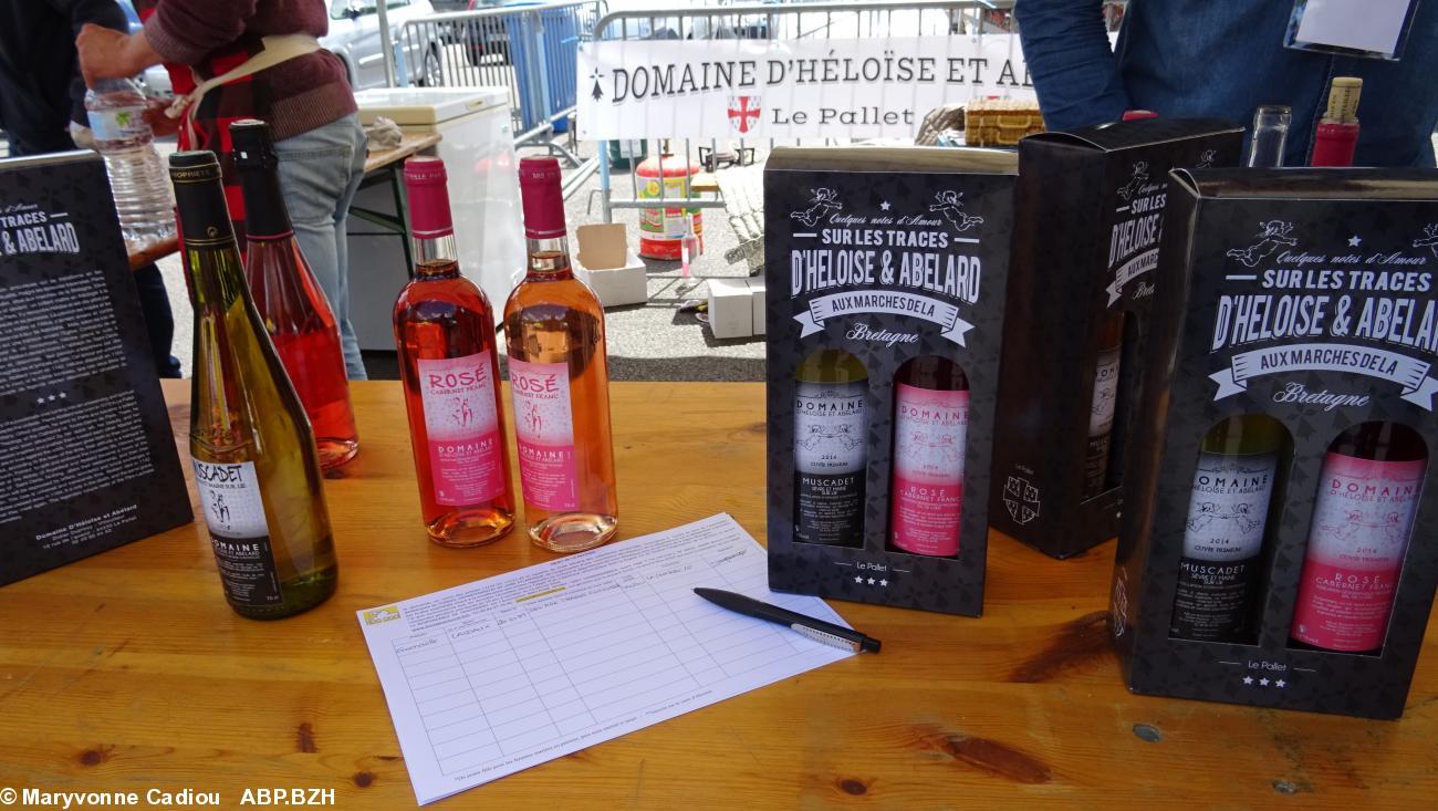 12- Domaine Héloïse et Abélard (Le Pallet). Avec une feuille de la pétition des 100.000. 12- Domaine Héloïse et Abélard (Le Pallet). Avec une feuille de la pétition des 100.000.