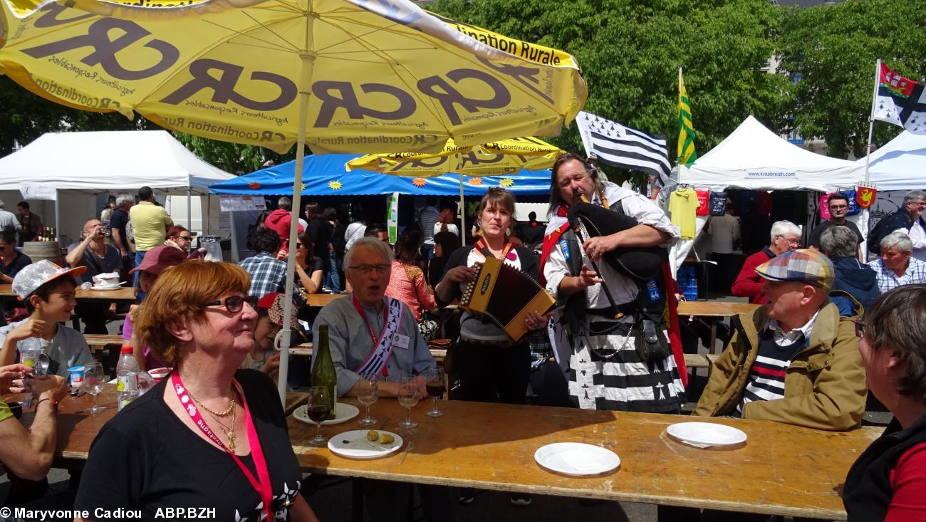 15- Accornemuse avec Daniel et Maëlle. Annick et André Corlay de Bretagne Réunie assis. 15- Accornemuse avec Daniel et Maëlle. Annick et André Corlay de Bretagne Réunie assis.