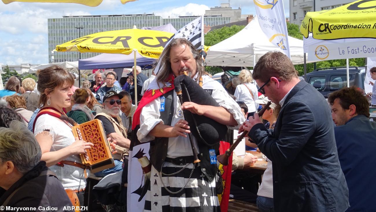 16- Accornemuse avec Daniel et Maëlle. Et Clémént à la bombarde ! 16- Accornemuse avec Daniel et Maëlle. Et Clémént à la bombarde !