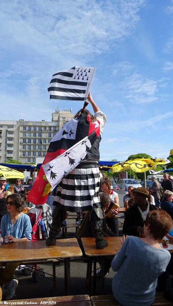 17- Daniel n'a pas son pareil pour mettre l'ambiance. 17- Daniel n'a pas son pareil pour mettre l'ambiance.