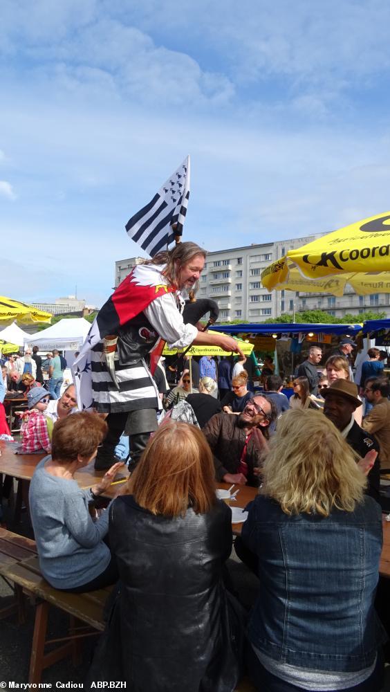 18- Daniel déchaîné sur la table ! Et sa musique bretonne est très bonne ! 18- Daniel déchaîné sur la table ! Et sa musique bretonne est très bonne !