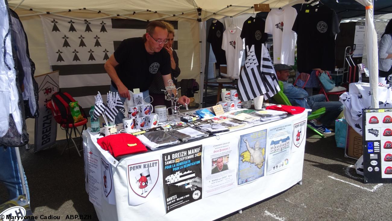 23- Le stand de Penn Kalet, tenu par Philippe Le Deuff du Parlement de Bretagne. 23- Le stand de Penn Kalet, tenu par Philippe Le Deuff du Parlement de Bretagne.