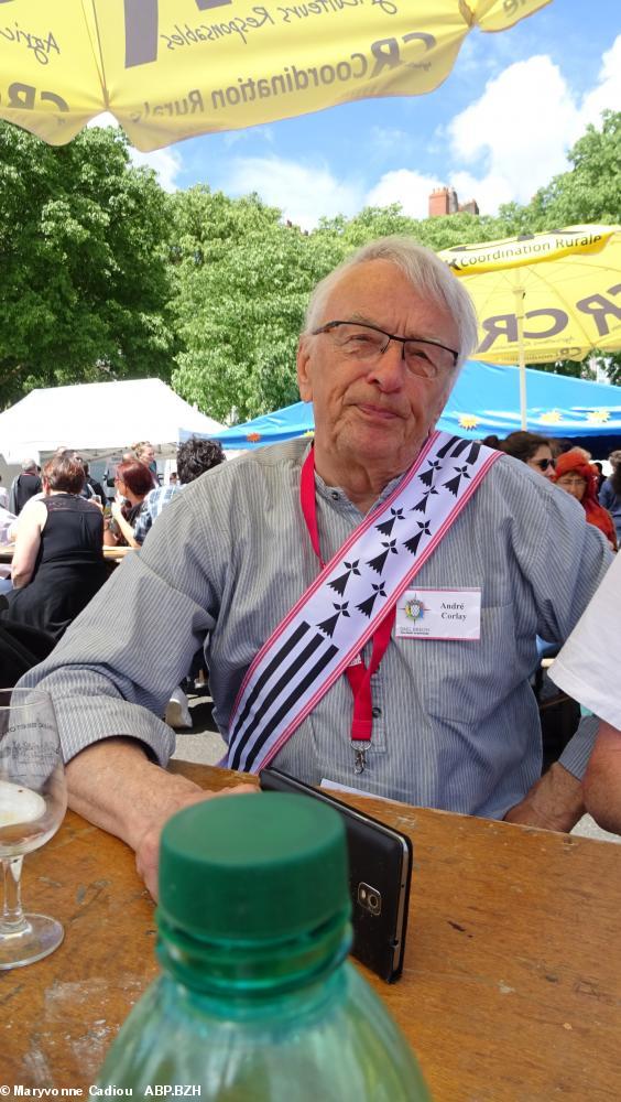 24- André Corlay porte son écharpe de vice-président du Parlement de Bretagne. 24- André Corlay porte son écharpe de vice-président du Parlement de Bretagne.