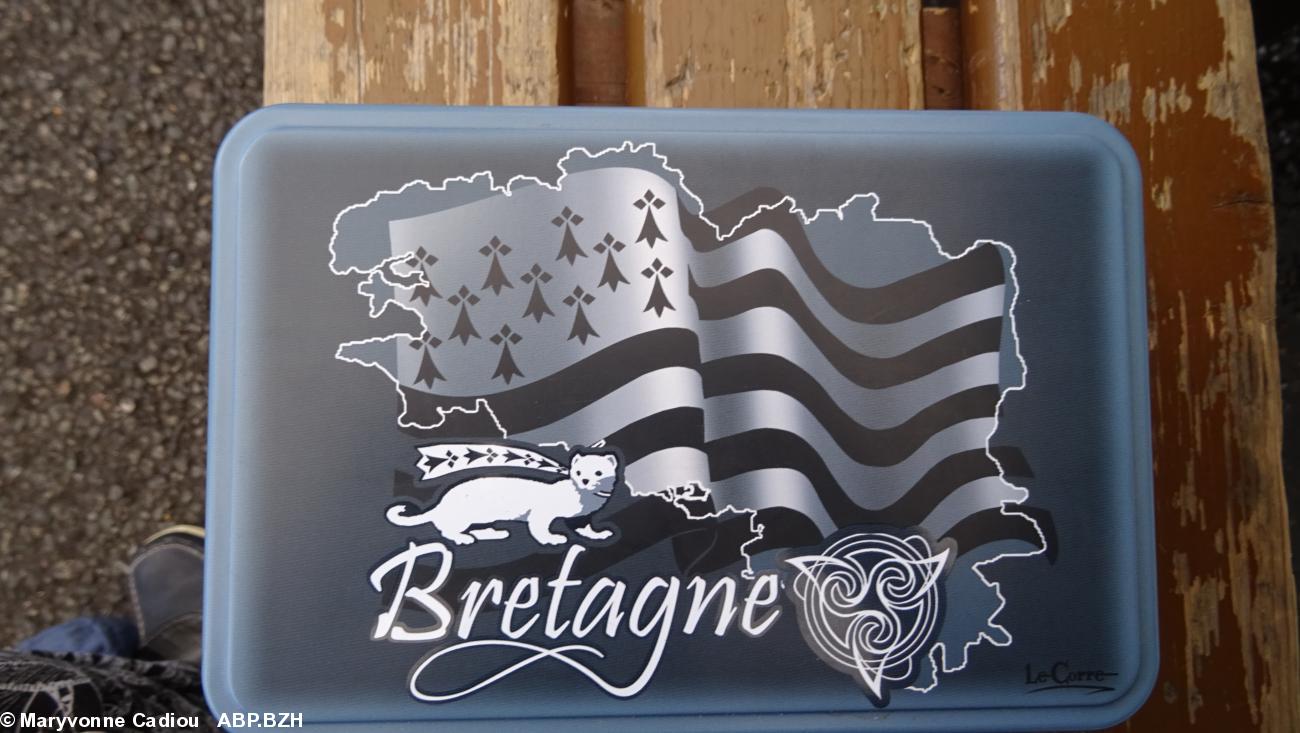 26- Leur boîte à biscuits-caisse. 26- Leur boîte à biscuits-caisse.