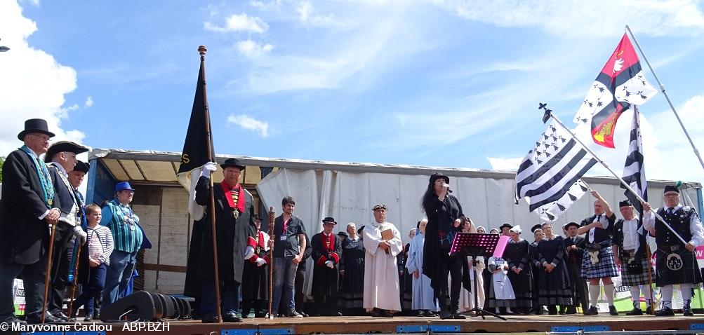 3- Anne Cadorel chante le Bro Gozh va Zadoù. 3- Anne Cadorel chante le Bro Gozh va Zadoù.