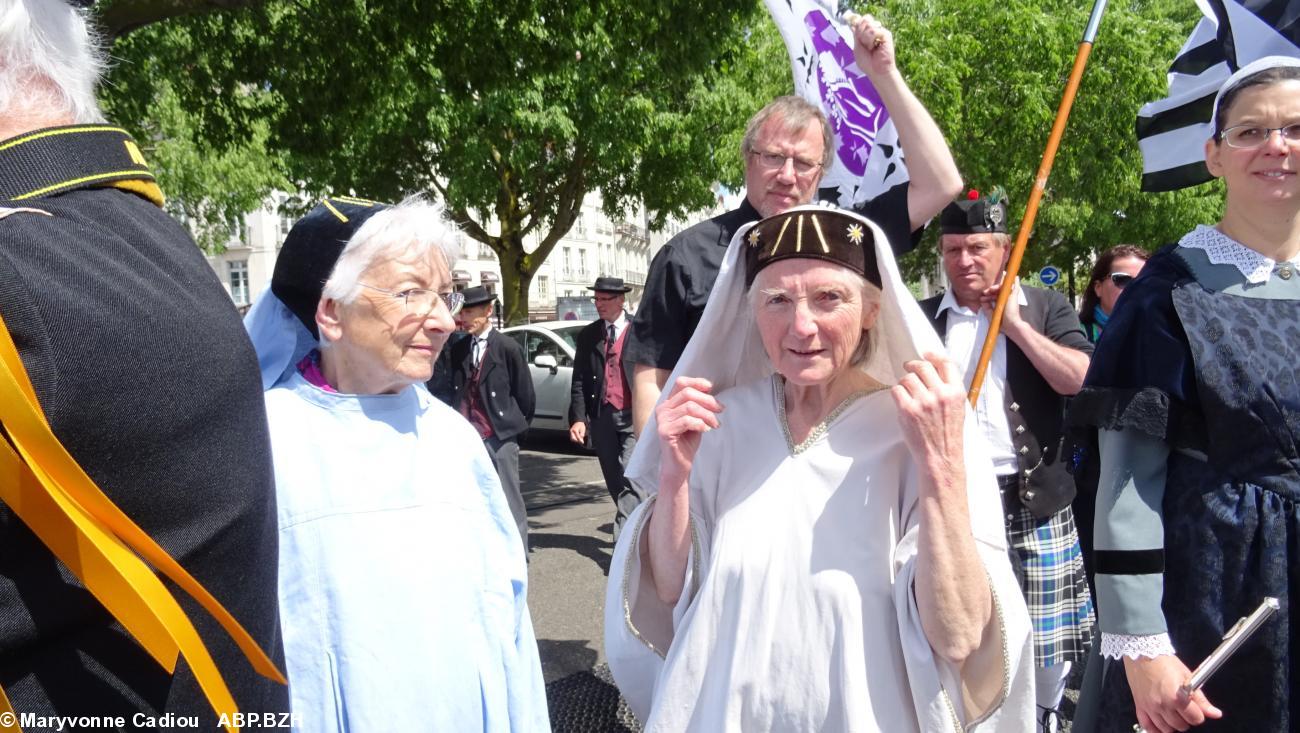 4- Deux druides venues de Cornouaille descendent du podium. 4- Deux druides venues de Cornouaille descendent du podium.