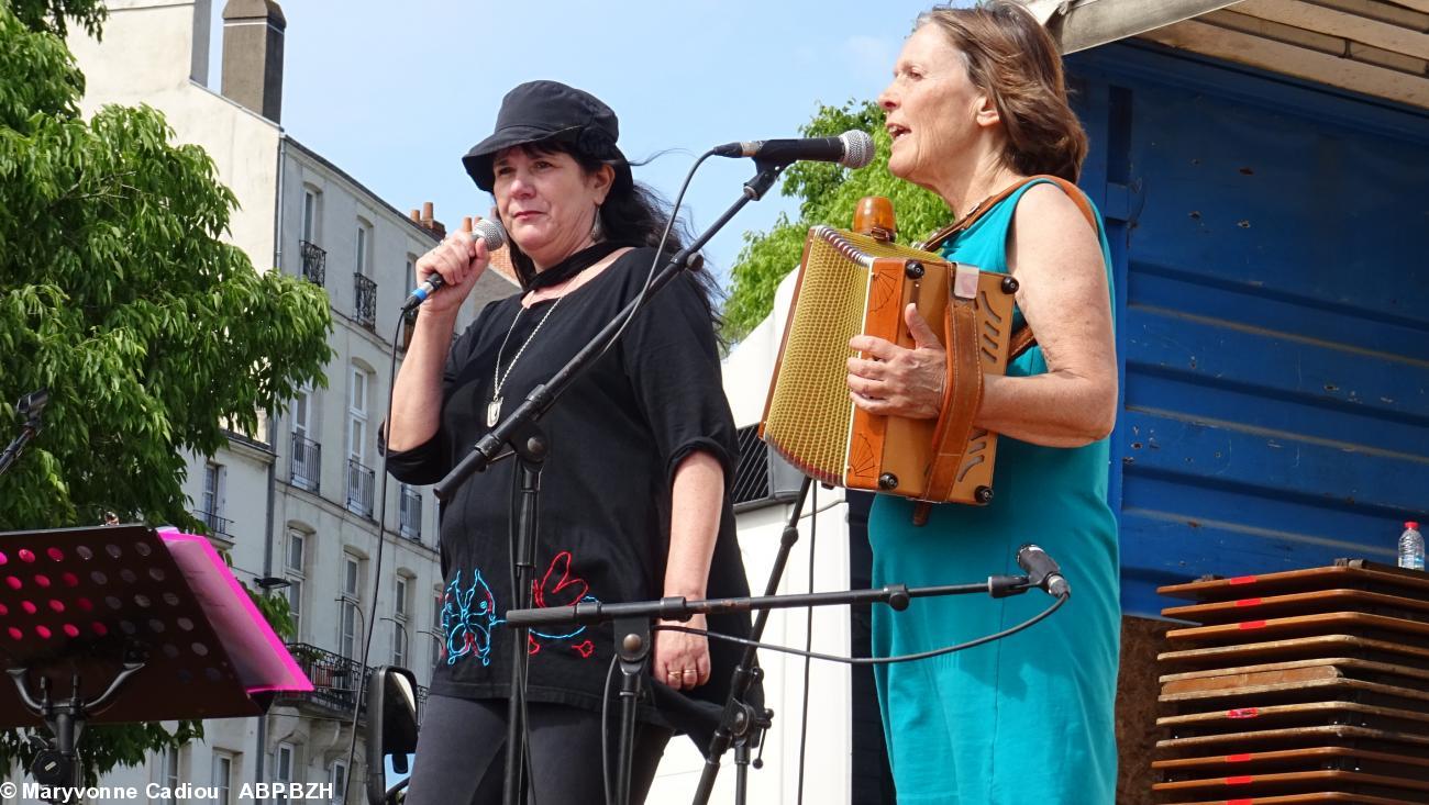 42- Moriad. Anne Cadorel, Agnès Jamet aux diatos. 42- Moriad. Anne Cadorel, Agnès Jamet aux diatos.