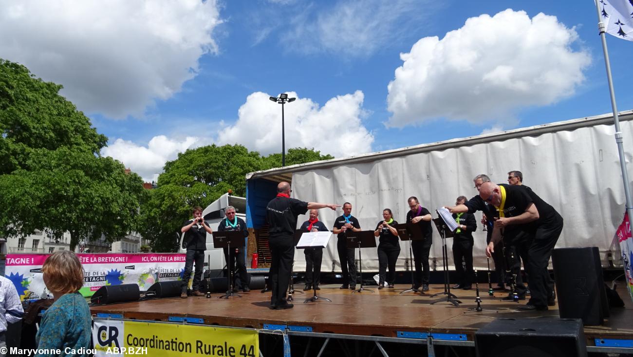 44- Bombardes and Co, première prestation, sur la scène. 44- Bombardes and Co, première prestation, sur la scène.