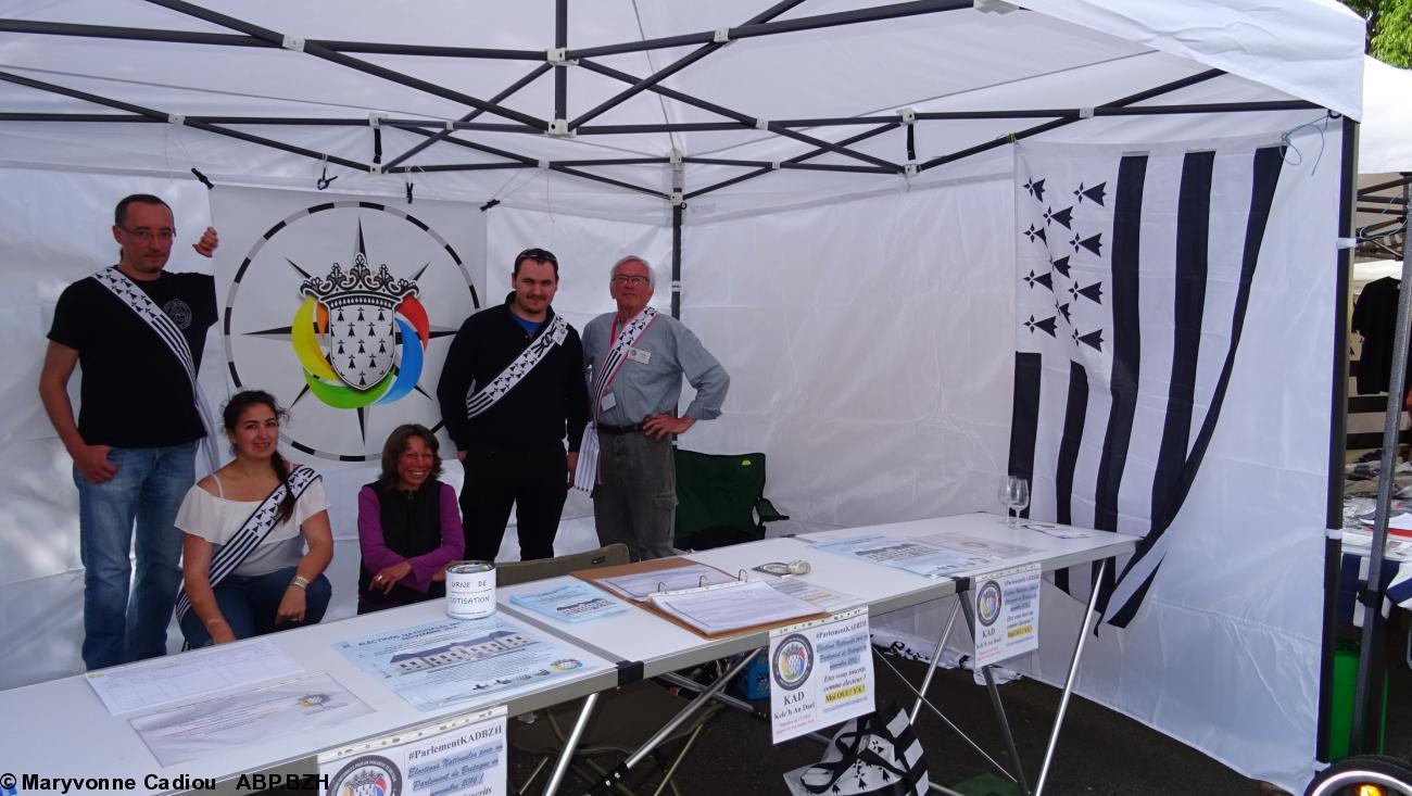 50- Le stand du Parlement de Bretagne réveillé. Photo officielle des 5 élus présents, envoyée au président de KAD. 50- Le stand du Parlement de Bretagne réveillé. Photo officielle des 5 élus présents, envoyée au président de KAD.