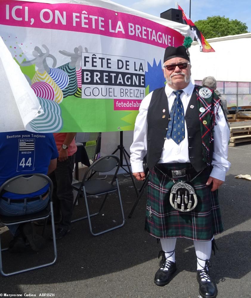 51- Yvon, le fidèle militant nantais, avait mis tout d'ssus ! 51- Yvon, le fidèle militant nantais, avait mis tout d'ssus !