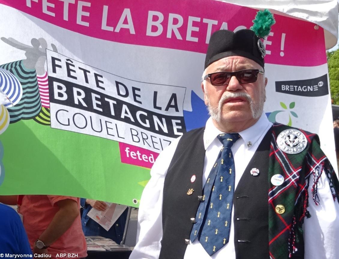 53- Zoom sur Yvon. 53- Zoom sur Yvon.