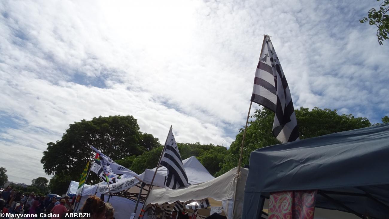 54- Kenavo, d'ar bloaz da zont. 5 eur eo met n'eo ket echu c'hoazh ar gouel. Il est 17 h mais la fête n'est encore pas finie ! 54- Kenavo, d'ar bloaz da zont. 5 eur eo met n'eo ket echu c'hoazh ar gouel. Il est 17 h mais la fête n'est encore pas finie !