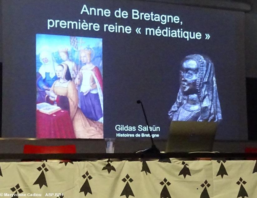 1- À g. le Grand livre d'Heures 3e folio recto (ms lat. 9474 ) de la BNF et à dr. une mini-médaille trouvée dans le Rhône à Lyon. 1- À g. le Grand livre d'Heures 3e folio recto (ms lat. 9474 ) de la BNF et à dr. une mini-médaille trouvée dans le Rhône à Lyon.