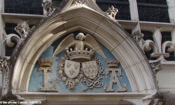 25- Blois, L et A à presque égalité, fronton de la chapelle Saint Calais construite par Louis XII après leur mariage. Voir dans le texte. 25- Blois, L et A à presque égalité, fronton de la chapelle Saint Calais construite par Louis XII après leur mariage. Voir dans le texte.