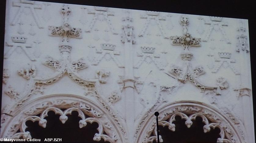 26- Nantes, huit A sculptés sur cette partie. 26- Nantes, huit A sculptés sur cette partie.